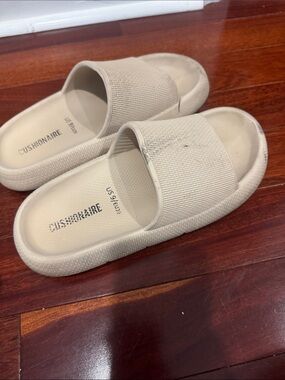 CUSHIONAIRE Women's Slide Sandals in Cream